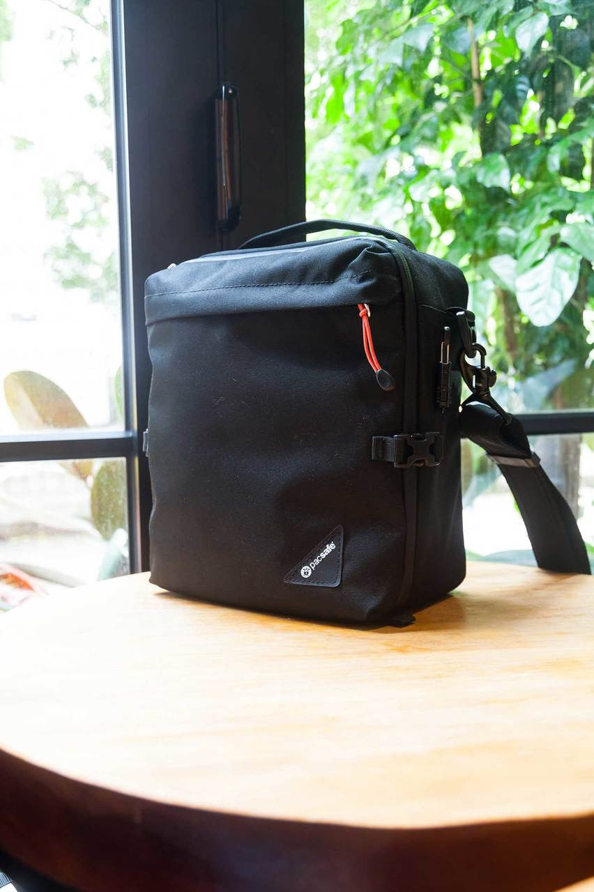 Pacsafe Camsafe LX8 anti-theft camera shoulder bag
