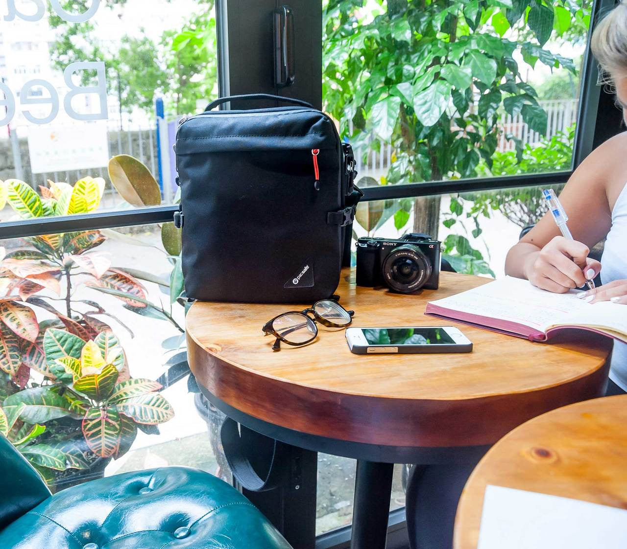 Pacsafe Camsafe LX8 anti-theft camera shoulder bag