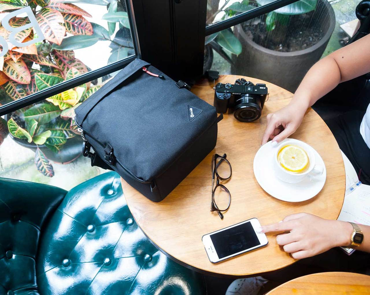 Pacsafe Camsafe LX8 anti-theft camera shoulder bag