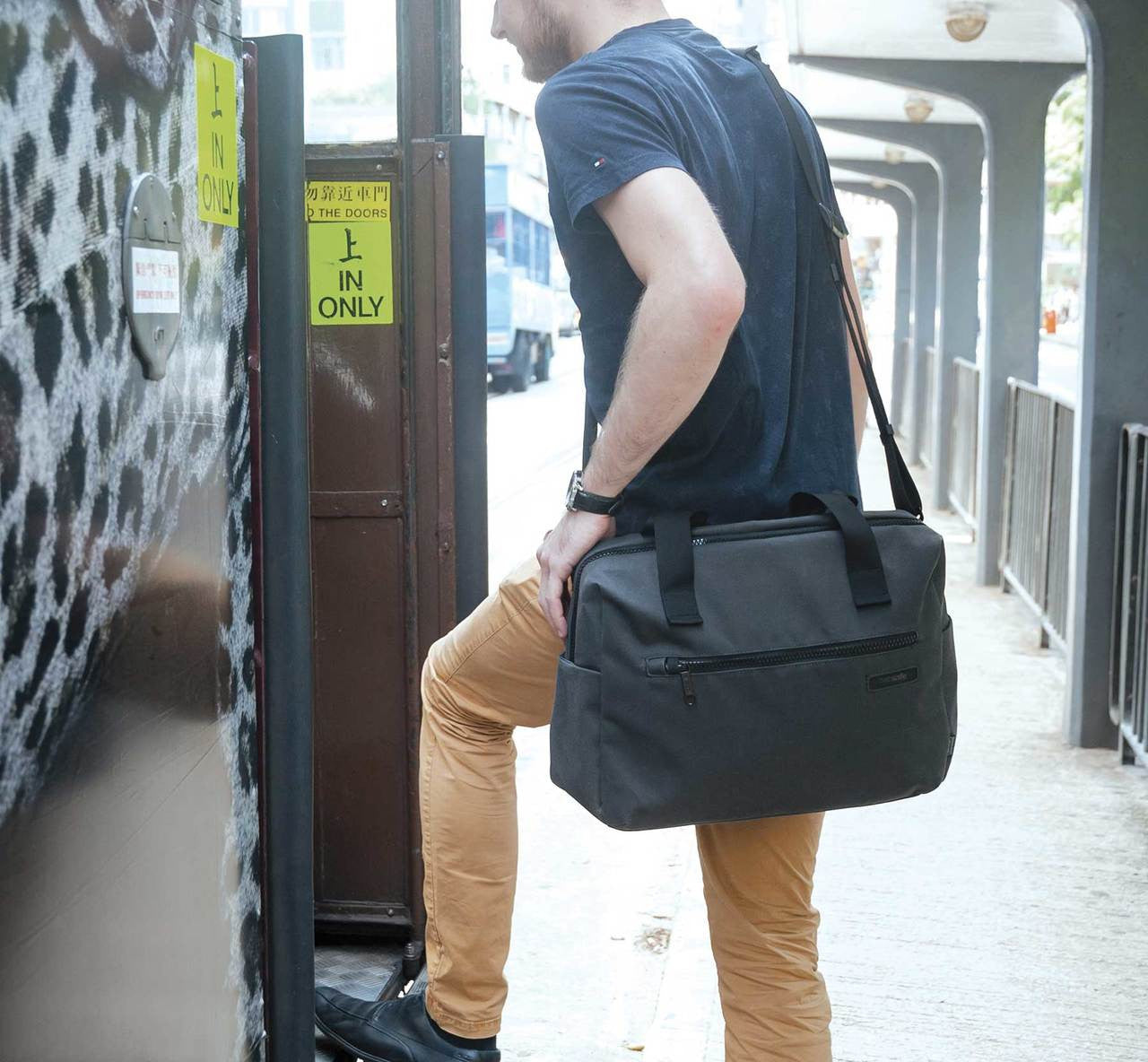 Pacsafe Intasafe Brief anti-theft laptop bag