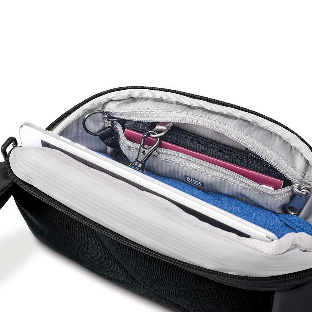 Pacsafe Metrosafe LS120 anti-theft hip bag main compartment